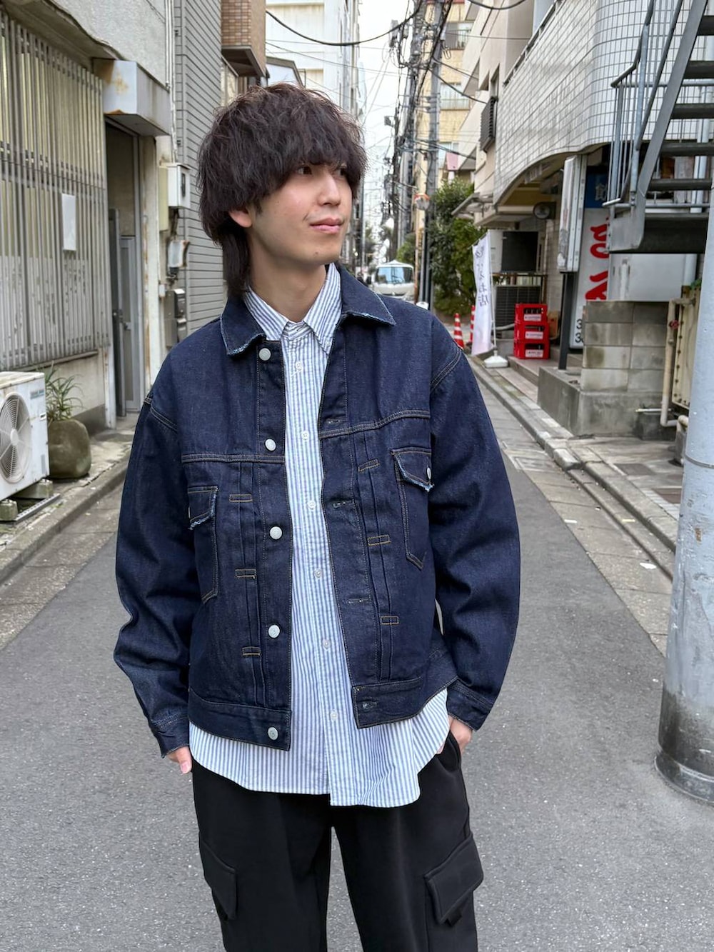 ブラック系のスウェットパンツ、ブルー系のデニムジャケット、ブルー系のシャツ/ブラウスを着用したメンズの冬コーディネートの4枚目の写真