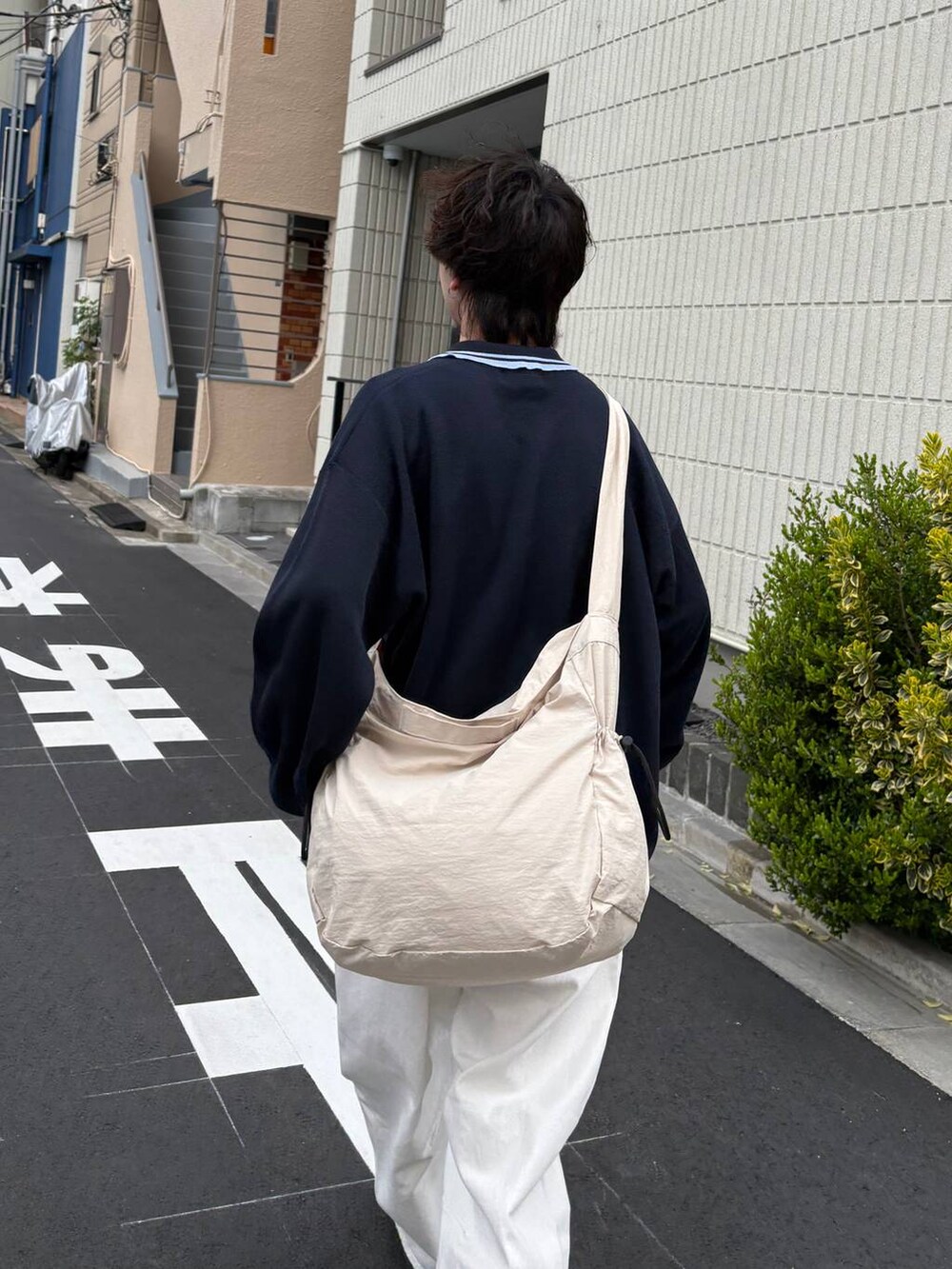 ホワイト系のデニムパンツ、その他のショルダーバッグ、ブルー系のポロシャツを着用したメンズの春コーディネートの5枚目の写真