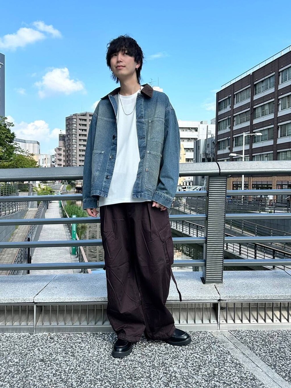 ブラウン系のカーゴパンツ、ブラック系のドレスシューズ、ホワイト系のTシャツ/カットソーを着用したメンズの夏コーディネートの4枚目の写真