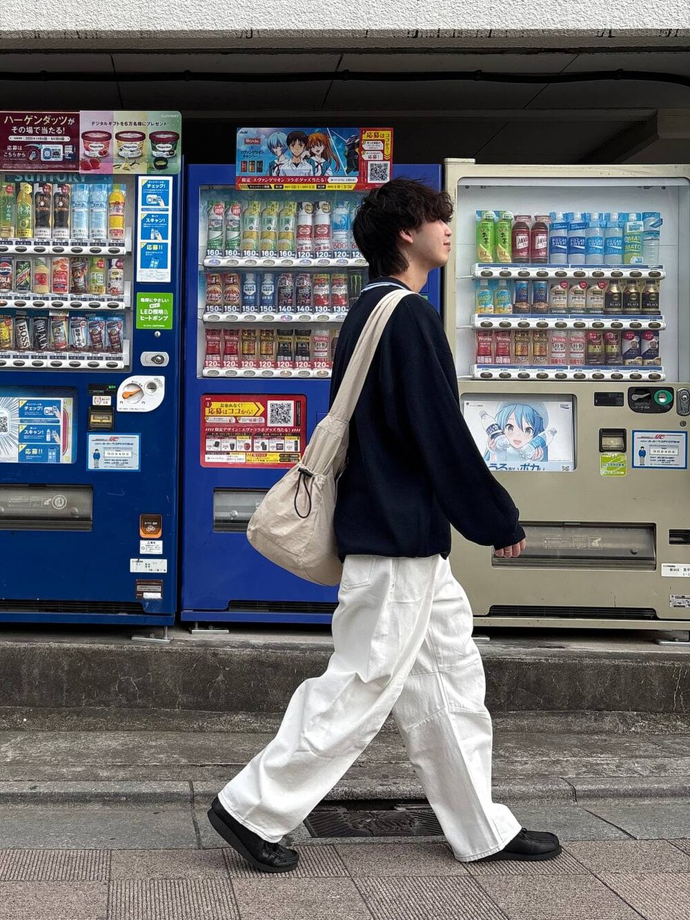 ホワイト系のデニムパンツ、その他のショルダーバッグ、ブルー系のポロシャツを着用したメンズの春コーディネートの2枚目の写真