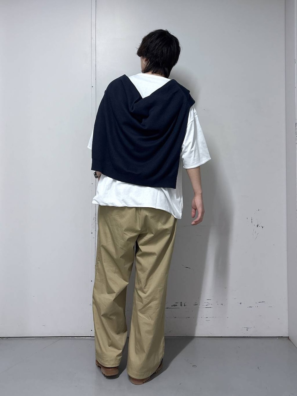 ベージュ系のチノパンツ、ホワイト系のTシャツ/カットソー、ブルー系のポロシャツを着用したメンズの春コーディネートの3枚目の写真