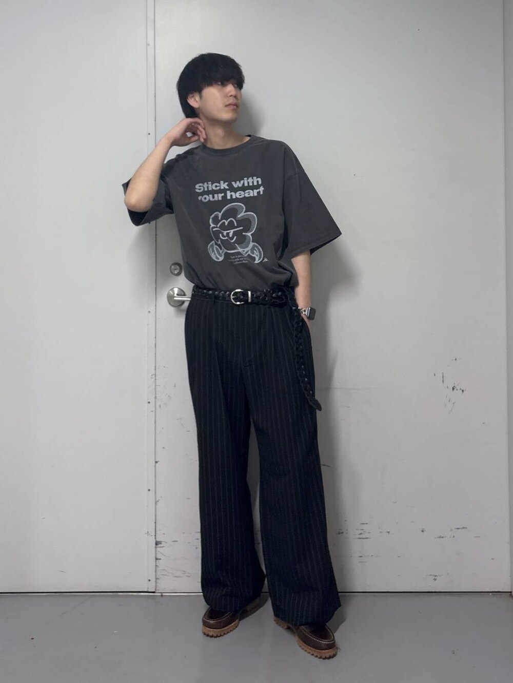 ブラック系のスラックス、グレー系のTシャツ/カットソー、ブラック系のベルトを着用したメンズの春コーディネートの4枚目の写真