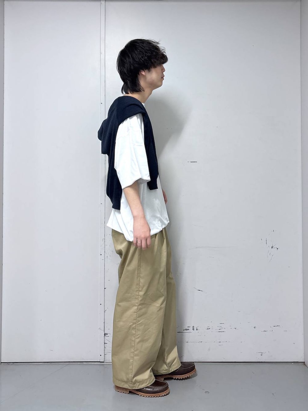 ベージュ系のチノパンツ、ホワイト系のTシャツ/カットソー、ブルー系のポロシャツを着用したメンズの春コーディネートの4枚目の写真