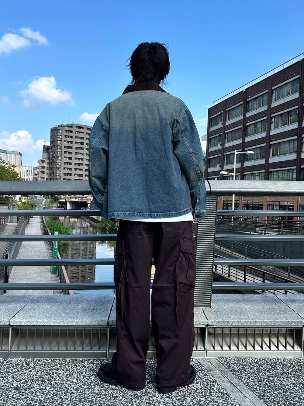 ブラウン系のカーゴパンツ、ブラック系のドレスシューズ、ホワイト系のTシャツ/カットソーを着用したメンズの夏コーディネートの3枚目の写真