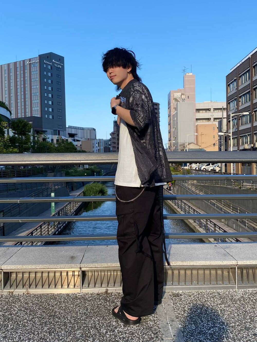 ブラック系のシャツ/ブラウス、ブラック系のカーゴパンツ、ブラック系のサンダルを着用したメンズの夏コーディネートの2枚目の写真