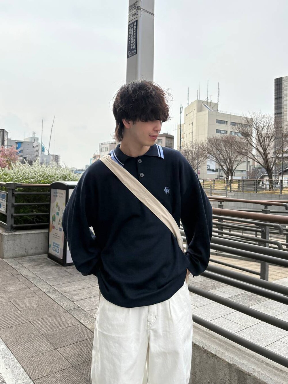 ホワイト系のデニムパンツ、その他のショルダーバッグ、ブルー系のポロシャツを着用したメンズの春コーディネートの4枚目の写真