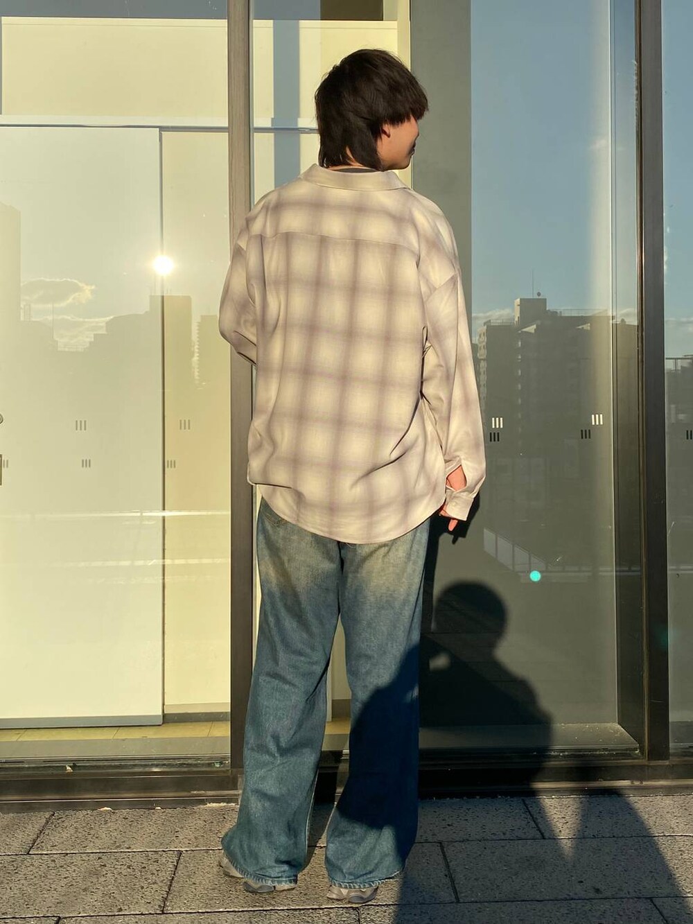 その他のTシャツ/カットソー、ブルー系のデニムパンツ、ホワイト系のシャツ/ブラウスを着用したメンズの秋コーディネートの3枚目の写真