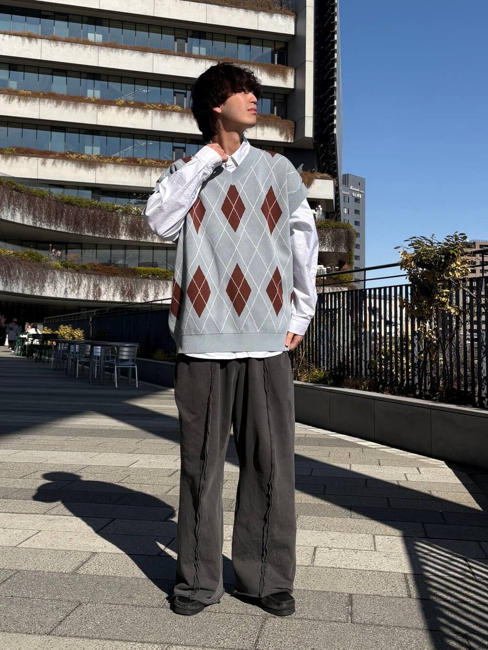 ホワイト系のシャツ/ブラウス、ブルー系のベスト、その他のスウェットパンツを着用したメンズの春コーディネートの2枚目の写真