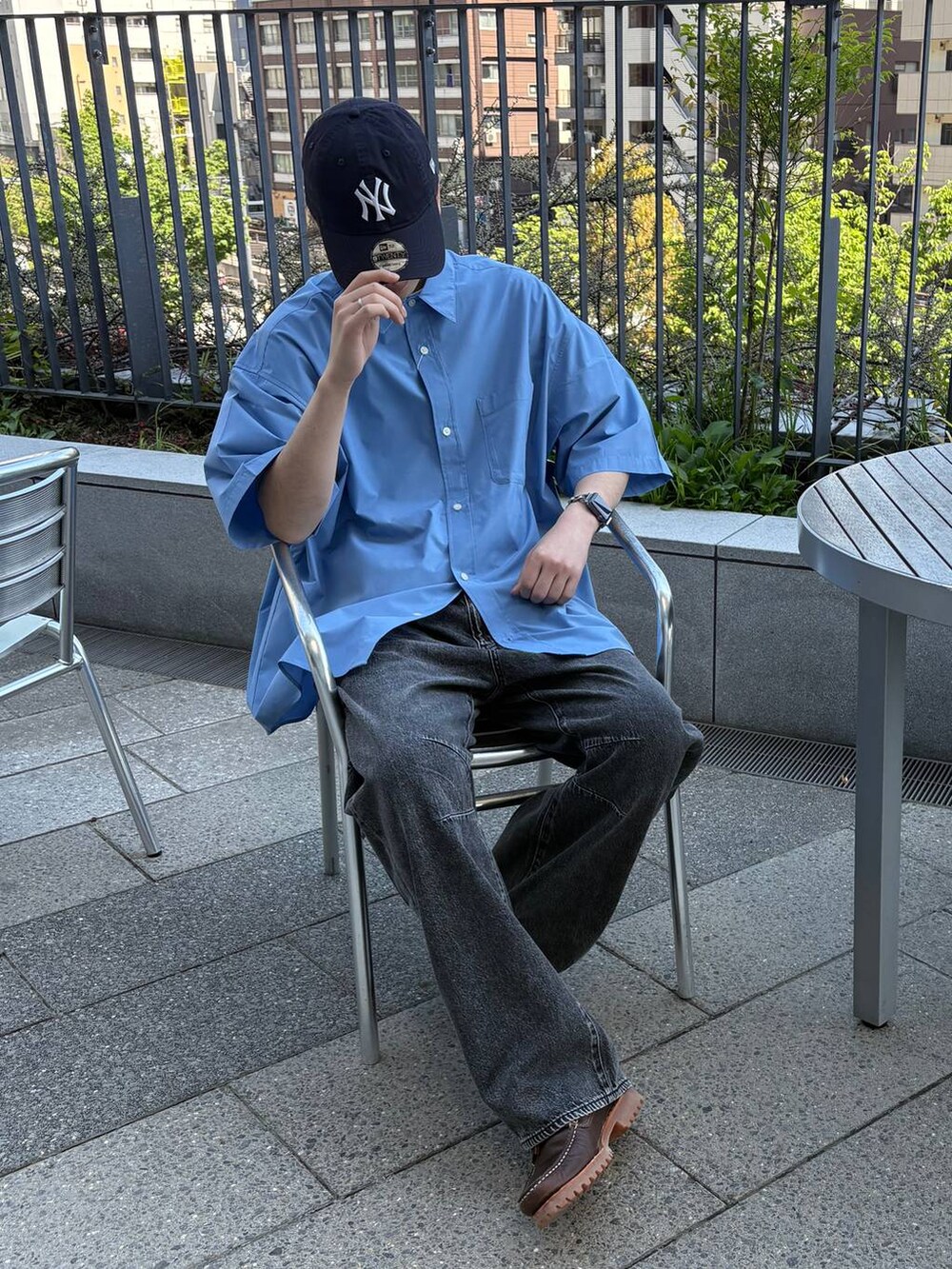 その他のスウェット、グレー系のデニムパンツを着用したメンズの春コーディネートの3枚目の写真