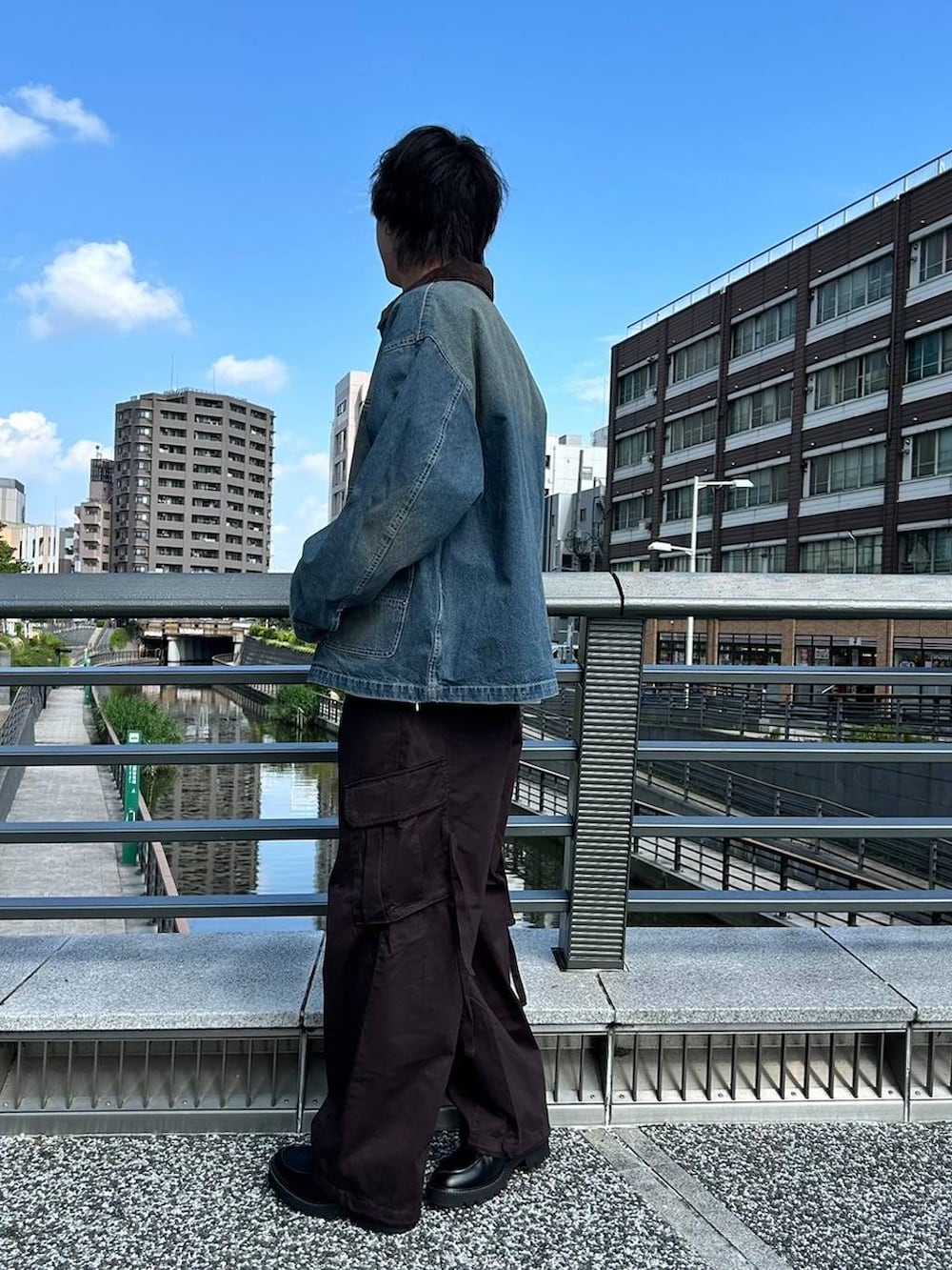 ブラウン系のカーゴパンツ、ブラック系のドレスシューズ、ホワイト系のTシャツ/カットソーを着用したメンズの夏コーディネートの2枚目の写真