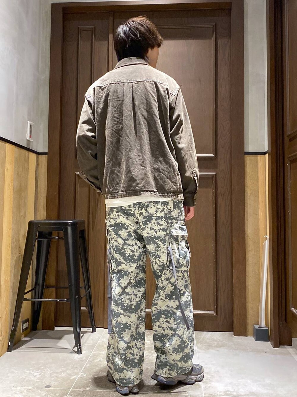 グレー系のカーゴパンツ、ホワイト系のTシャツ/カットソー、ブラウン系のシャツ/ブラウスを着用したメンズの秋コーディネートの4枚目の写真