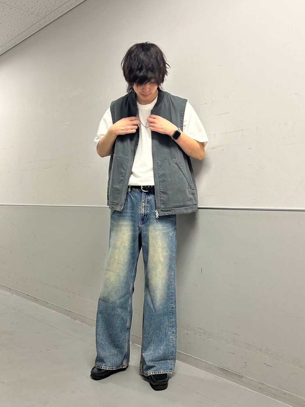 ブルー系のデニムパンツ、ホワイト系のTシャツ/カットソー、グレー系のベストを着用したメンズの夏コーディネートの2枚目の写真