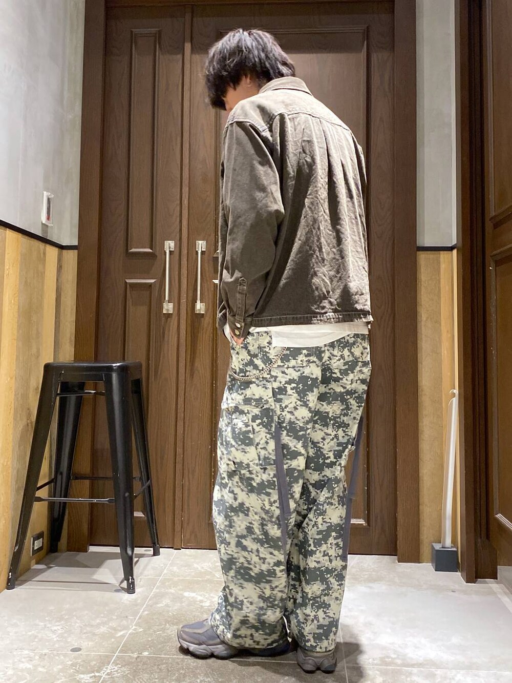 グレー系のカーゴパンツ、ホワイト系のTシャツ/カットソー、ブラウン系のシャツ/ブラウスを着用したメンズの秋コーディネートの3枚目の写真