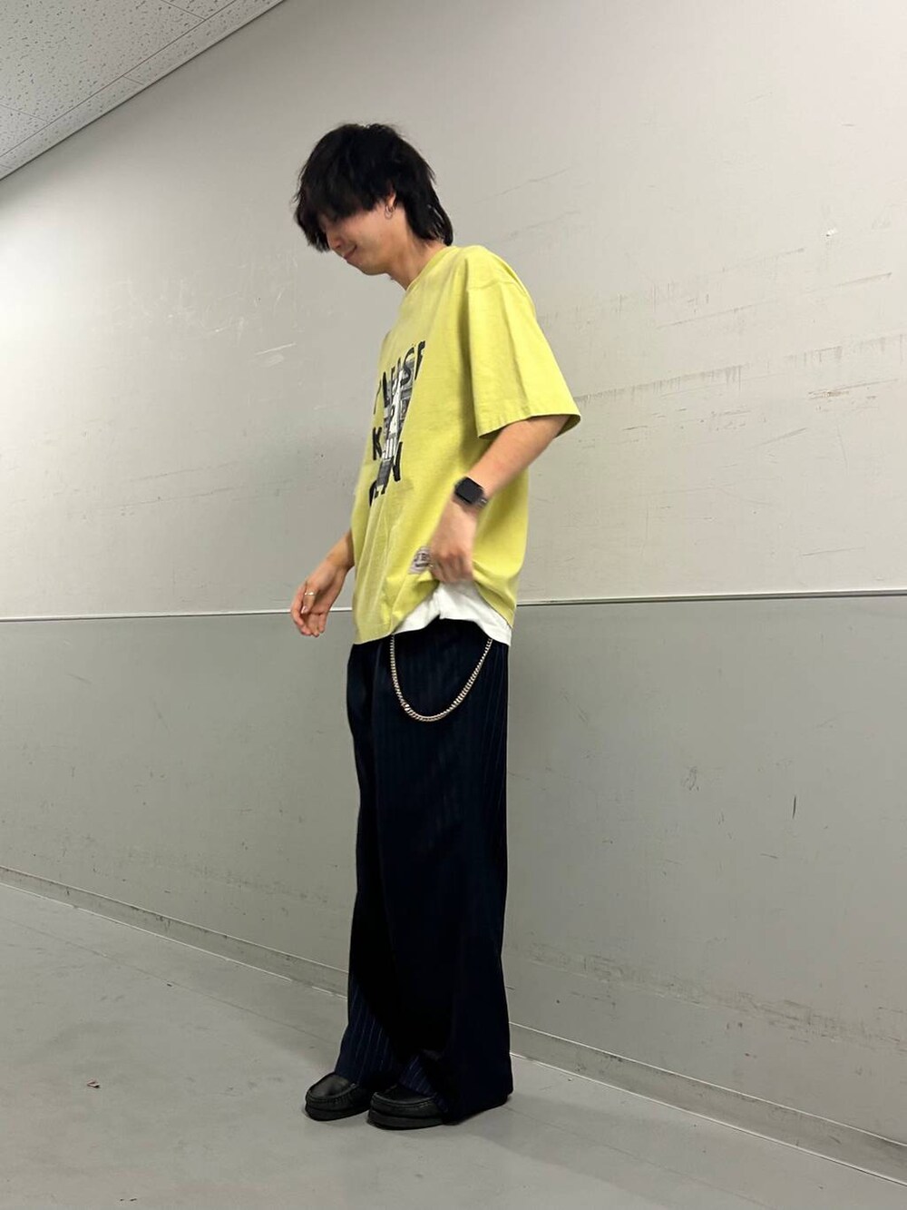 ホワイト系のタンクトップ、ブルー系のスラックス、グリーン系のTシャツ/カットソーを着用したメンズの夏コーディネートの2枚目の写真