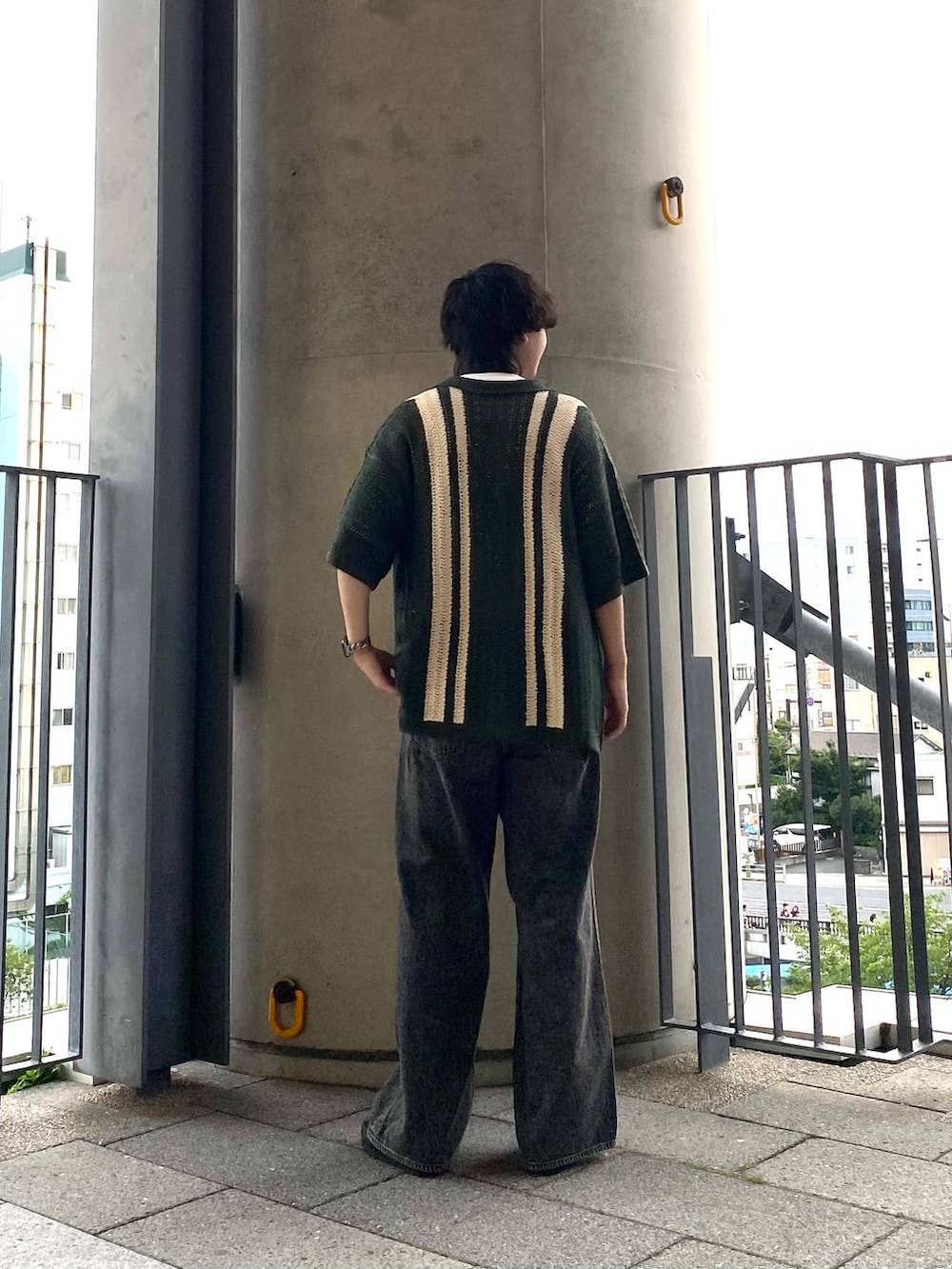 ホワイト系のTシャツ/カットソー、グレー系のデニムパンツ、グリーン系のニット/セーターを着用したメンズの夏コーディネートの2枚目の写真