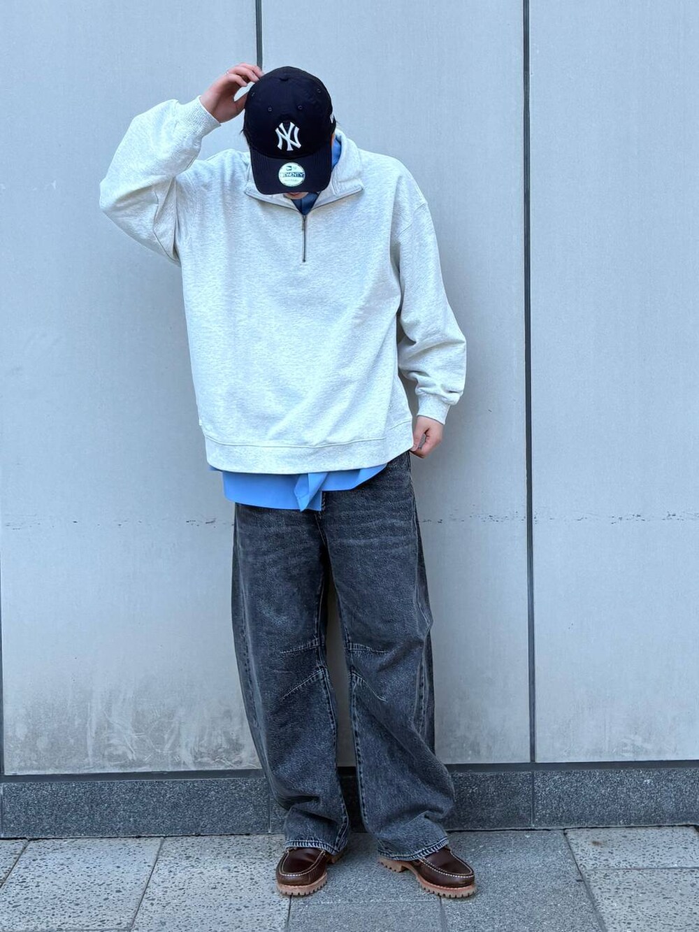 その他のスウェット、グレー系のデニムパンツを着用したメンズの春コーディネートの2枚目の写真