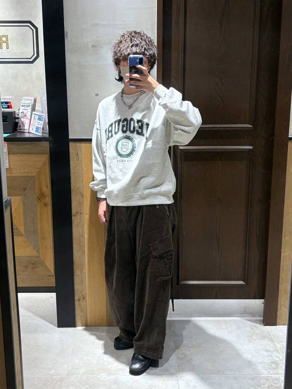 ブラウン系のカーゴパンツ、その他のスウェットを着用したメンズの秋コーディネートの3枚目の写真