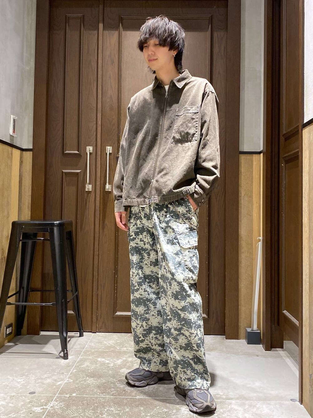 グレー系のカーゴパンツ、ホワイト系のTシャツ/カットソー、ブラウン系のシャツ/ブラウスを着用したメンズの秋コーディネートの2枚目の写真