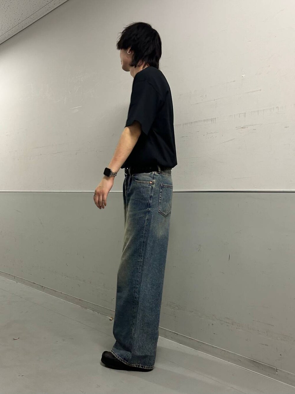 ブルー系のデニムパンツ、ブラック系のTシャツ/カットソー、ブラック系のベルトを着用したメンズの夏コーディネートの4枚目の写真