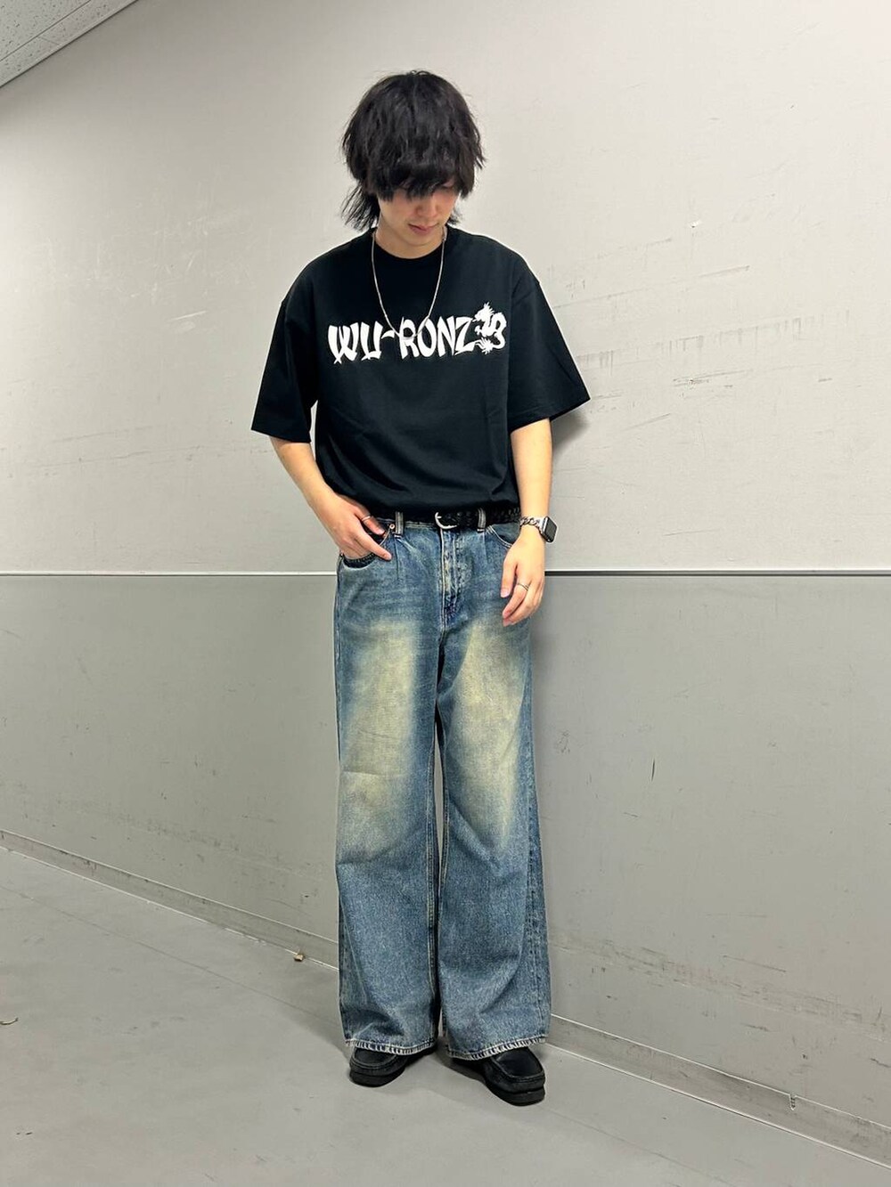 ブルー系のデニムパンツ、ブラック系のTシャツ/カットソー、ブラック系のベルトを着用したメンズの夏コーディネートの5枚目の写真