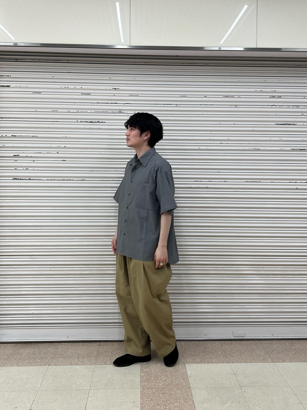 グレー系のシャツ/ブラウス、ベージュ系のその他パンツを着用したメンズの夏コーディネートの2枚目の写真
