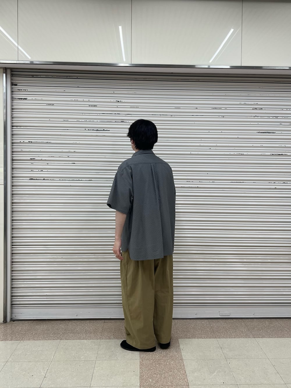 グレー系のシャツ/ブラウス、ベージュ系のその他パンツを着用したメンズの夏コーディネートの3枚目の写真