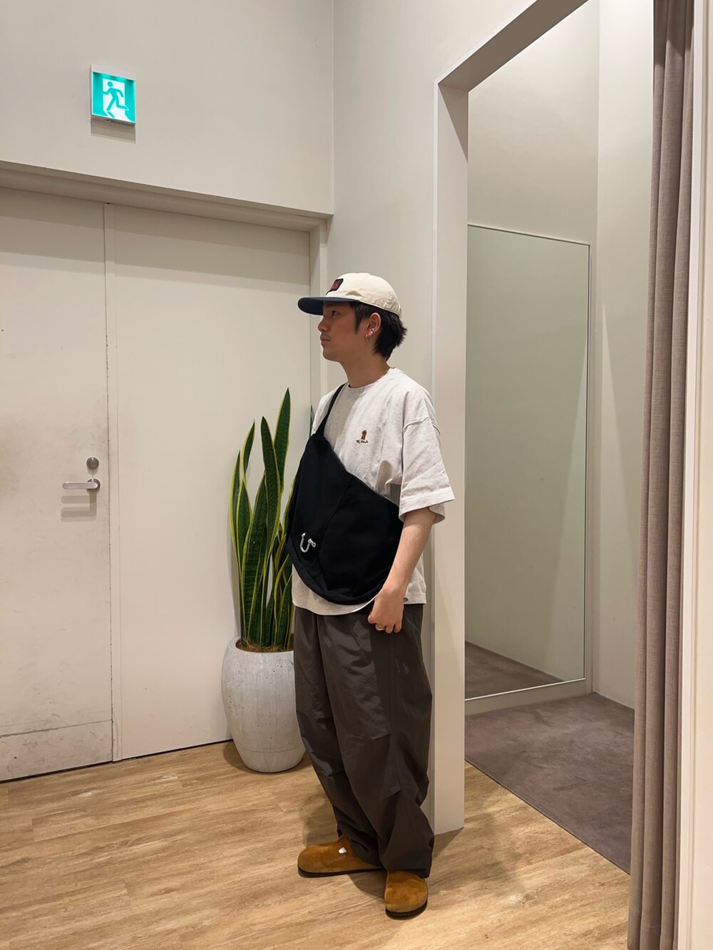 ブラック系のカーゴパンツ、ブラック系のショルダーバッグ、グレー系のTシャツ/カットソーを着用したメンズの夏コーディネートの3枚目の写真