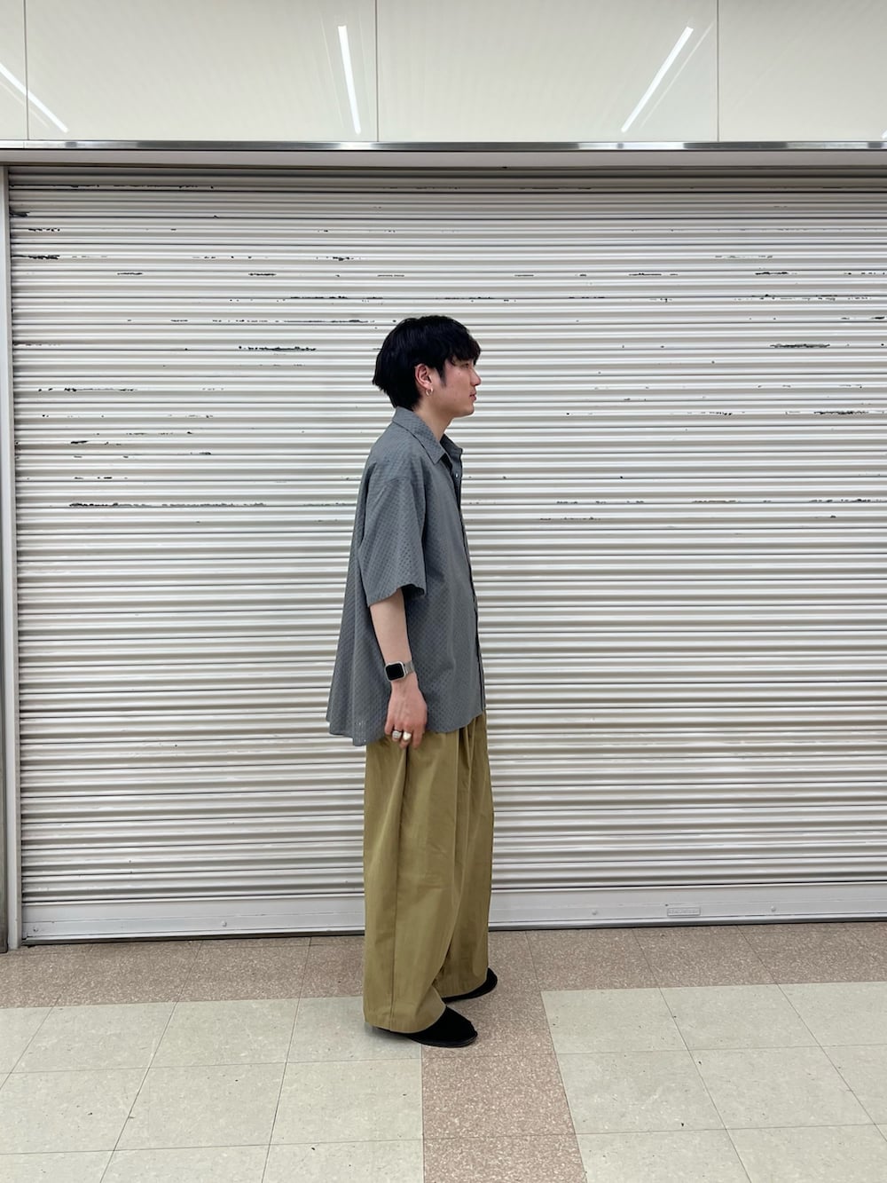 グレー系のシャツ/ブラウス、ベージュ系のその他パンツを着用したメンズの夏コーディネートの4枚目の写真
