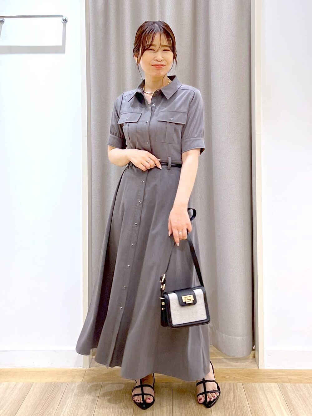 「Andemiu、デートコーデ、mysty woman、ワンピース、シャツワンピース、ベルト、ハンドバッグ、サンダル、きれいめ、カジュアル、休日コーデ、夏コーデ、デート/ロマンティック、女子会、女子ウケ」｜「AndemiuのオコシカナグミニショルBAG108032（ショルダーバッグ、ブラック系）」を使った、Kaoriさん（レディース・155cm）の春コーディネートの2枚目の写真