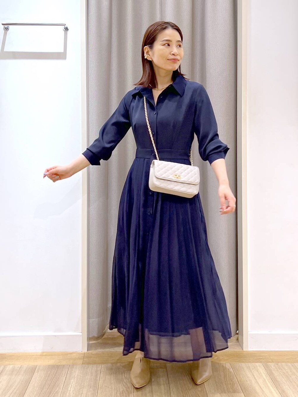 「パンプス、カジュアル、Andemiu、ワンピース、シャツワンピース、シャツスタイル、ネックレス、ショルダーバッグ、ハンドバッグ、休日コーデ、夏コーデ、秋コーデ、デートコーデ、女子会、女子ウケ」｜「Andemiuのスリットミュール135144（その他シューズ、ベージュ系）」を使った、Kaoriさん（レディース・155cm）の秋コーディネートの4枚目の写真