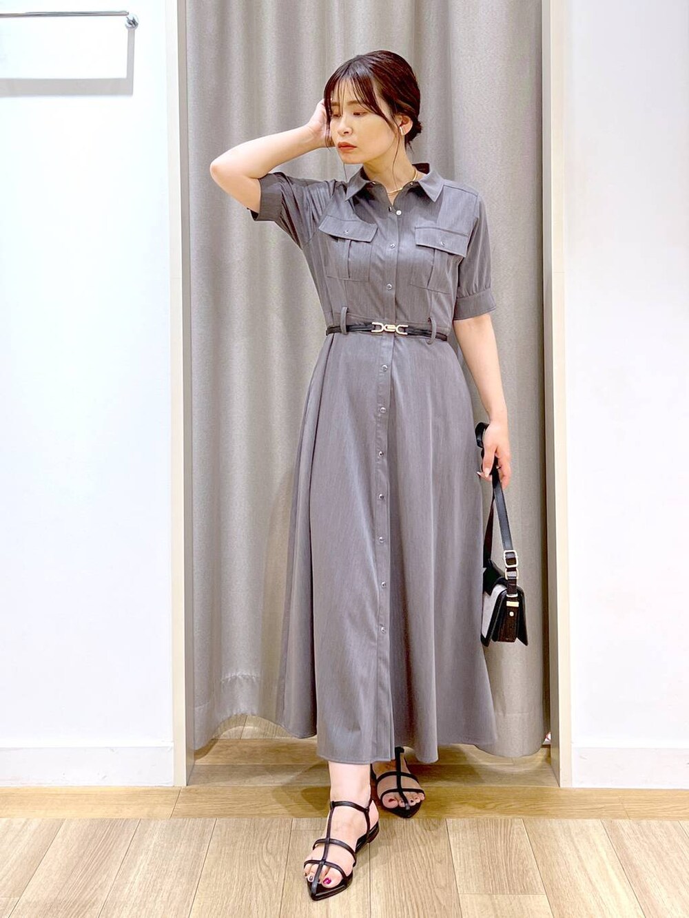 「Andemiu、デートコーデ、mysty woman、ワンピース、シャツワンピース、ベルト、ハンドバッグ、サンダル、きれいめ、カジュアル、休日コーデ、夏コーデ、デート/ロマンティック、女子会、女子ウケ」｜「AndemiuのオコシカナグミニショルBAG108032（ショルダーバッグ、ブラック系）」を使った、Kaoriさん（レディース・155cm）の春コーディネートの7枚目の写真