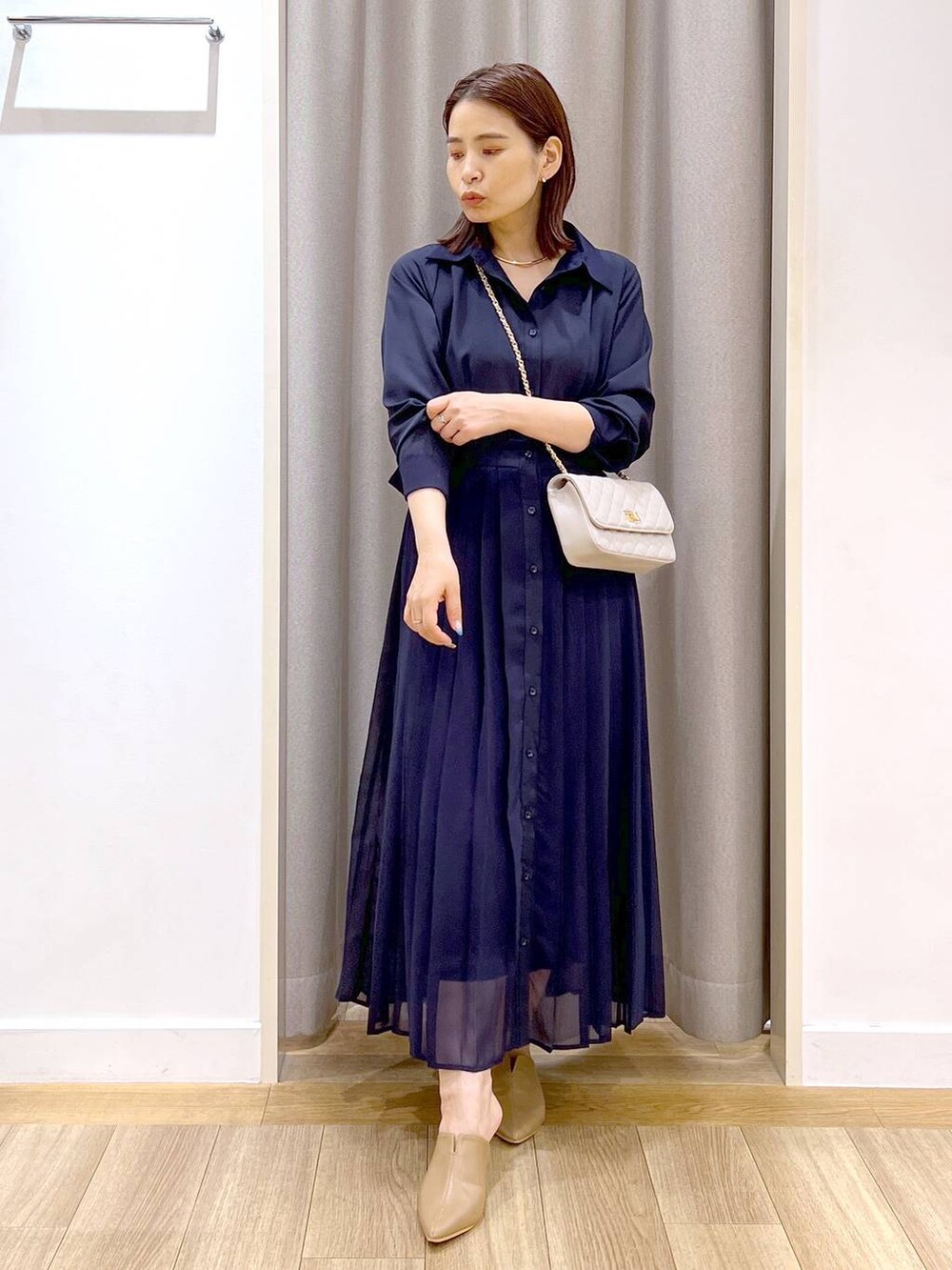 「パンプス、カジュアル、Andemiu、ワンピース、シャツワンピース、シャツスタイル、ネックレス、ショルダーバッグ、ハンドバッグ、休日コーデ、夏コーデ、秋コーデ、デートコーデ、女子会、女子ウケ」｜「Andemiuのスリットミュール135144（その他シューズ、ベージュ系）」を使った、Kaoriさん（レディース・155cm）の秋コーディネートの2枚目の写真