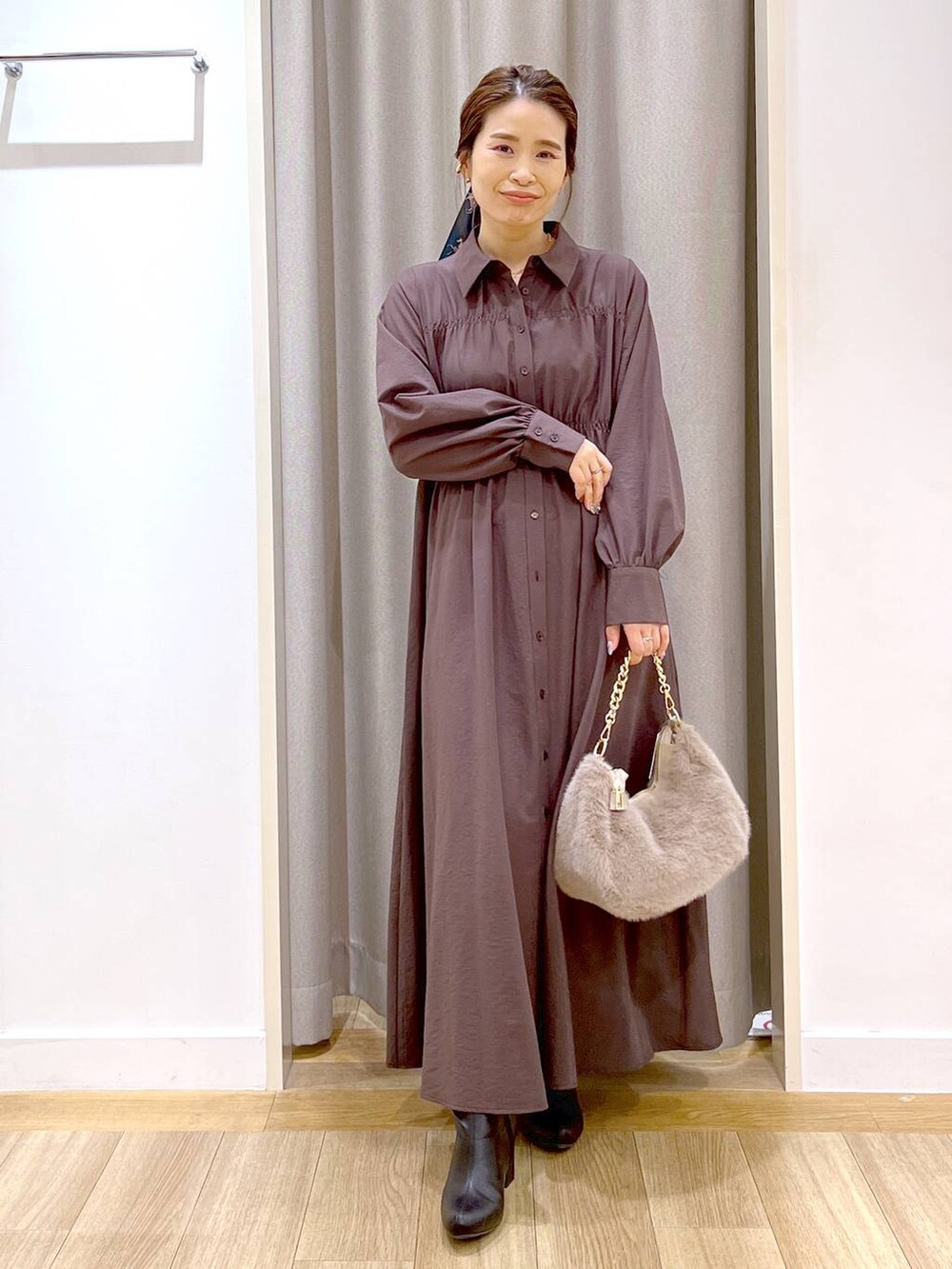 「フェミニン、休日コーデ、きれいめ、ワンピース、女子ウケ、Andemiu、シャツワンピース、スカーフ、ネックレス、ハンドバッグ、ブーツ、カジュアル、デート/ロマンティック、デートコーデ、秋コーデ」｜「Andemiuのショートブーツ140414（ブーツ、ブラック系）」を使った、Kaoriさん（レディース・155cm）の秋コーディネートの6枚目の写真