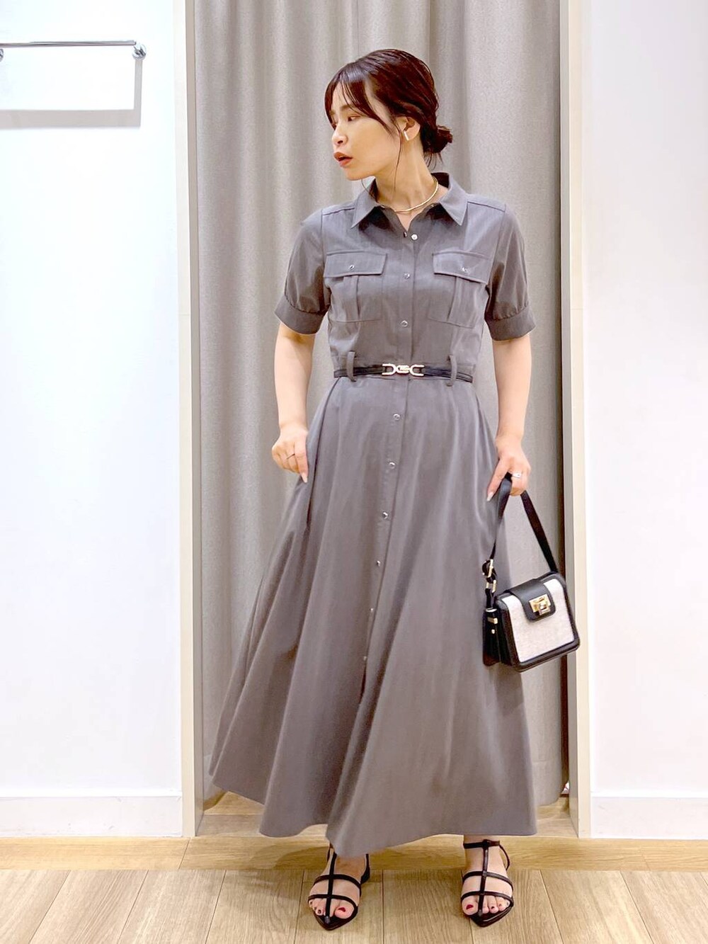 「Andemiu、デートコーデ、mysty woman、ワンピース、シャツワンピース、ベルト、ハンドバッグ、サンダル、きれいめ、カジュアル、休日コーデ、夏コーデ、デート/ロマンティック、女子会、女子ウケ」｜「AndemiuのオコシカナグミニショルBAG108032（ショルダーバッグ、ブラック系）」を使った、Kaoriさん（レディース・155cm）の春コーディネートの3枚目の写真