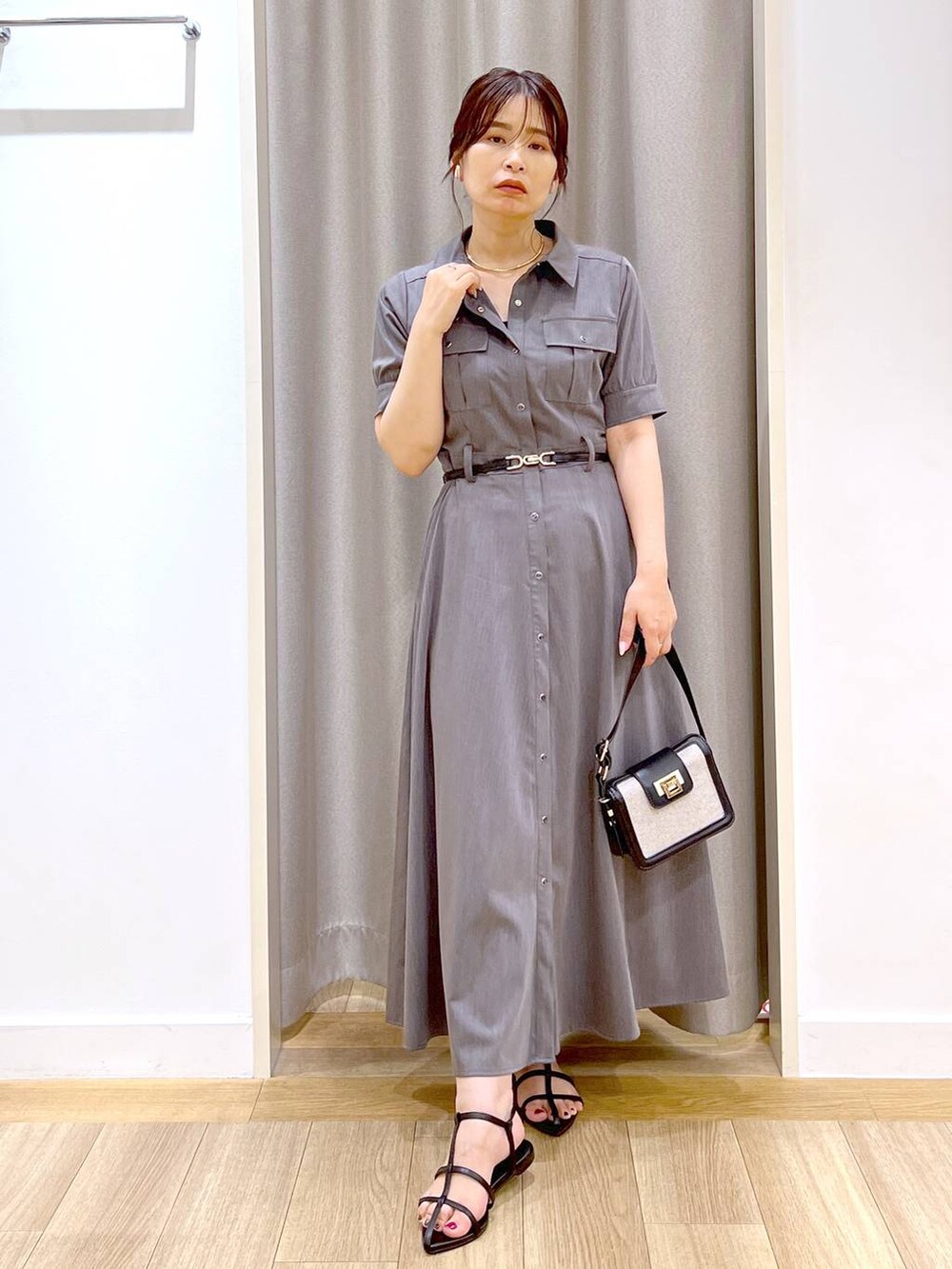 「Andemiu、デートコーデ、mysty woman、ワンピース、シャツワンピース、ベルト、ハンドバッグ、サンダル、きれいめ、カジュアル、休日コーデ、夏コーデ、デート/ロマンティック、女子会、女子ウケ」｜「AndemiuのオコシカナグミニショルBAG108032（ショルダーバッグ、ブラック系）」を使った、Kaoriさん（レディース・155cm）の春コーディネートの6枚目の写真