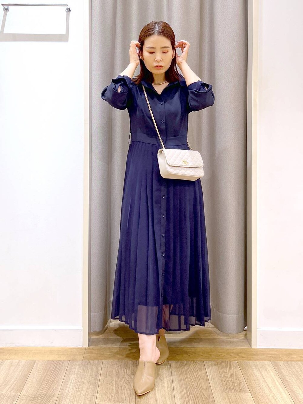 「パンプス、カジュアル、Andemiu、ワンピース、シャツワンピース、シャツスタイル、ネックレス、ショルダーバッグ、ハンドバッグ、休日コーデ、夏コーデ、秋コーデ、デートコーデ、女子会、女子ウケ」｜「Andemiuのスリットミュール135144（その他シューズ、ベージュ系）」を使った、Kaoriさん（レディース・155cm）の秋コーディネートの3枚目の写真