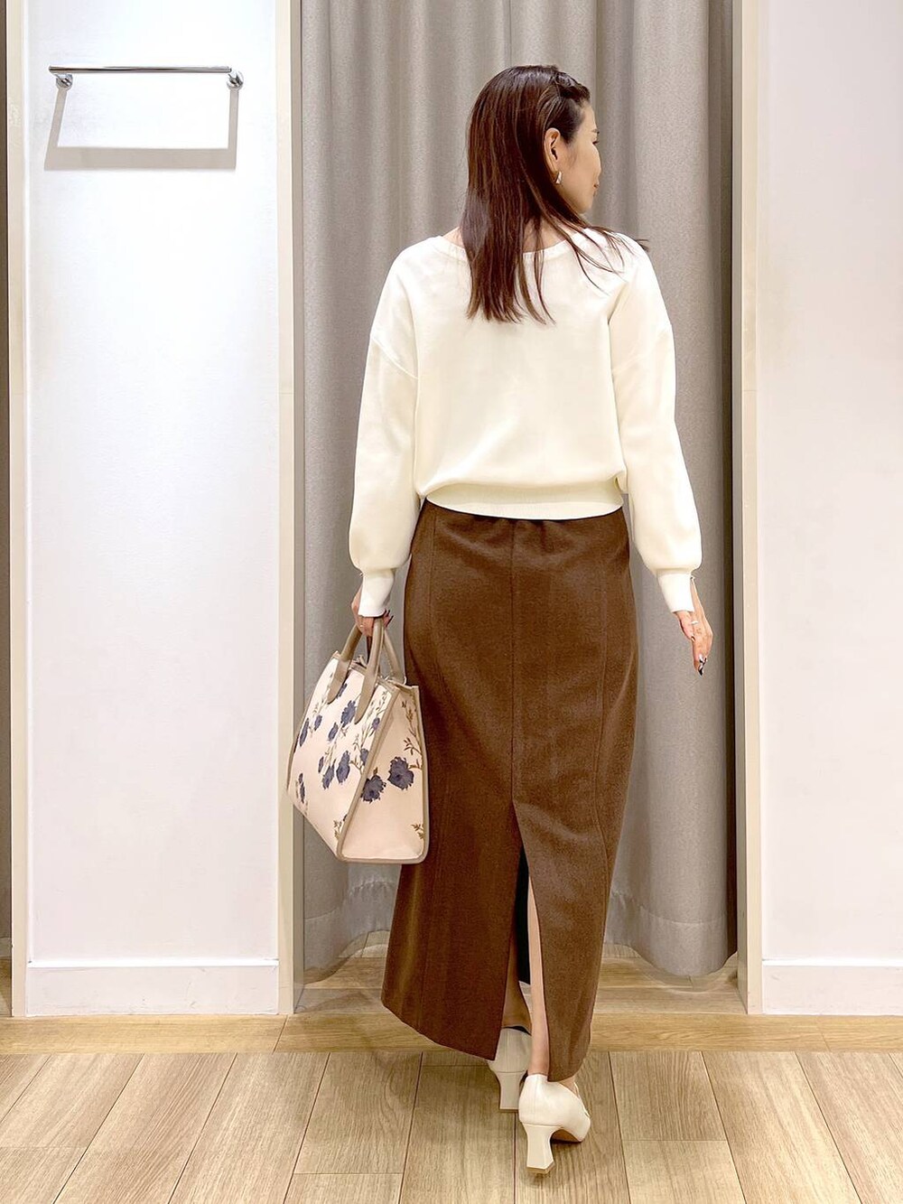 ベージュ系のローファー、ホワイト系のカーディガン/ボレロ、ブラウン系のスカートを着用したレディースの秋コーディネートの9枚目の写真