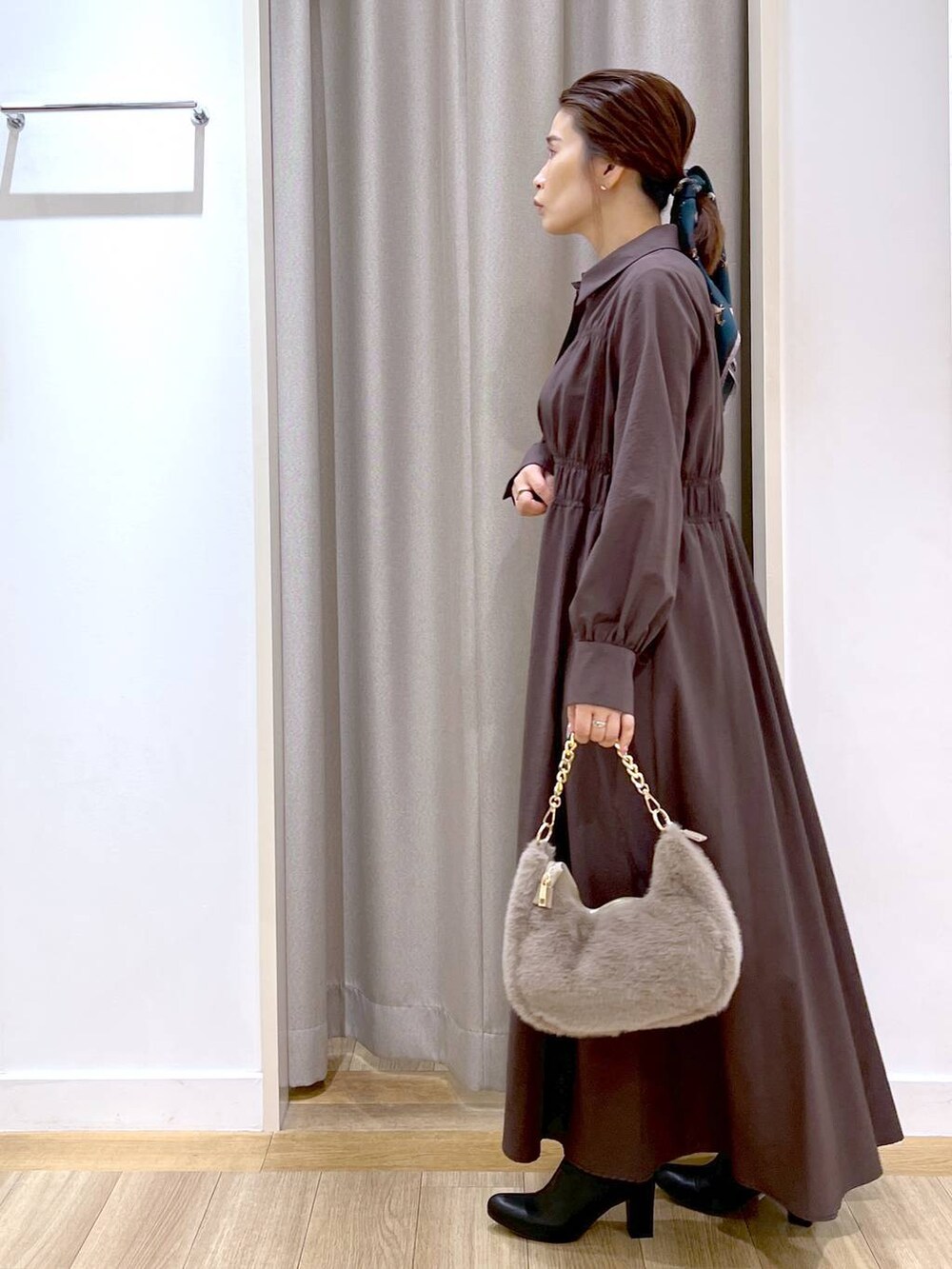 「フェミニン、休日コーデ、きれいめ、ワンピース、女子ウケ、Andemiu、シャツワンピース、スカーフ、ネックレス、ハンドバッグ、ブーツ、カジュアル、デート/ロマンティック、デートコーデ、秋コーデ」｜「Andemiuのショートブーツ140414（ブーツ、ブラック系）」を使った、Kaoriさん（レディース・155cm）の秋コーディネートの8枚目の写真