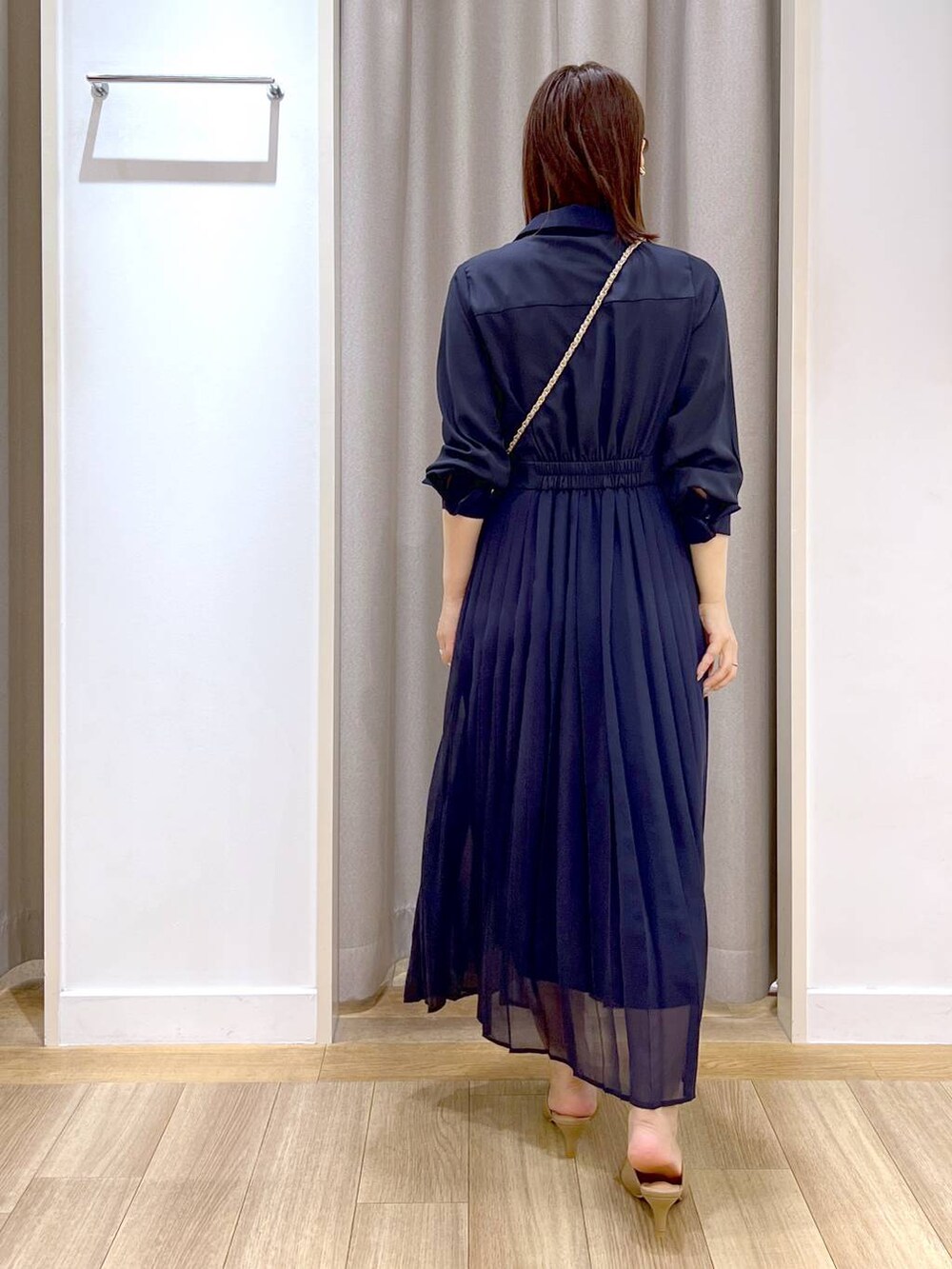 「パンプス、カジュアル、Andemiu、ワンピース、シャツワンピース、シャツスタイル、ネックレス、ショルダーバッグ、ハンドバッグ、休日コーデ、夏コーデ、秋コーデ、デートコーデ、女子会、女子ウケ」｜「Andemiuのスリットミュール135144（その他シューズ、ベージュ系）」を使った、Kaoriさん（レディース・155cm）の秋コーディネートの8枚目の写真