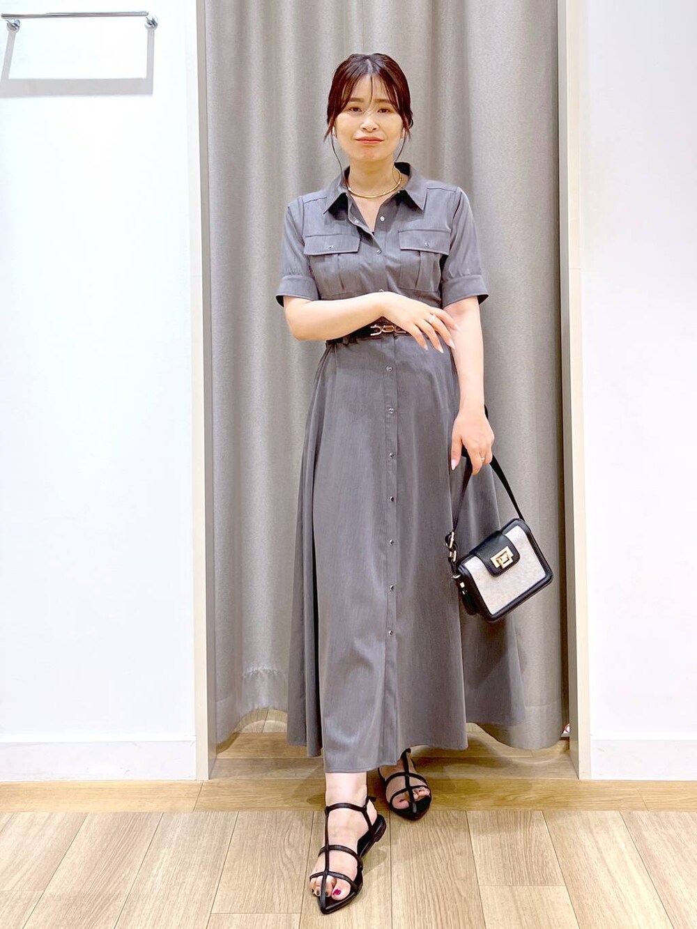 「Andemiu、デートコーデ、mysty woman、ワンピース、シャツワンピース、ベルト、ハンドバッグ、サンダル、きれいめ、カジュアル、休日コーデ、夏コーデ、デート/ロマンティック、女子会、女子ウケ」｜「AndemiuのオコシカナグミニショルBAG108032（ショルダーバッグ、ブラック系）」を使った、Kaoriさん（レディース・155cm）の春コーディネートの4枚目の写真