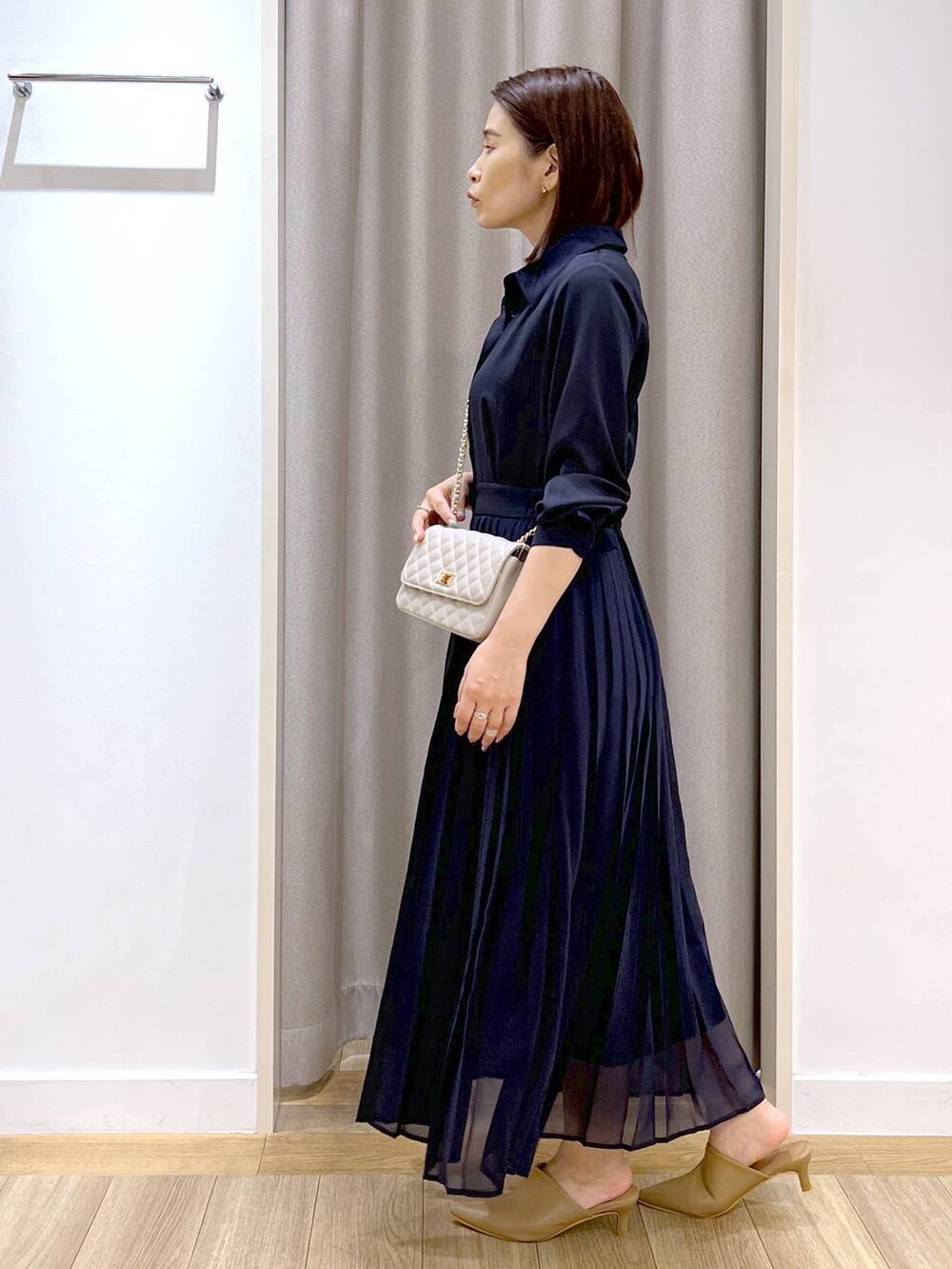 「パンプス、カジュアル、Andemiu、ワンピース、シャツワンピース、シャツスタイル、ネックレス、ショルダーバッグ、ハンドバッグ、休日コーデ、夏コーデ、秋コーデ、デートコーデ、女子会、女子ウケ」｜「Andemiuのスリットミュール135144（その他シューズ、ベージュ系）」を使った、Kaoriさん（レディース・155cm）の秋コーディネートの7枚目の写真