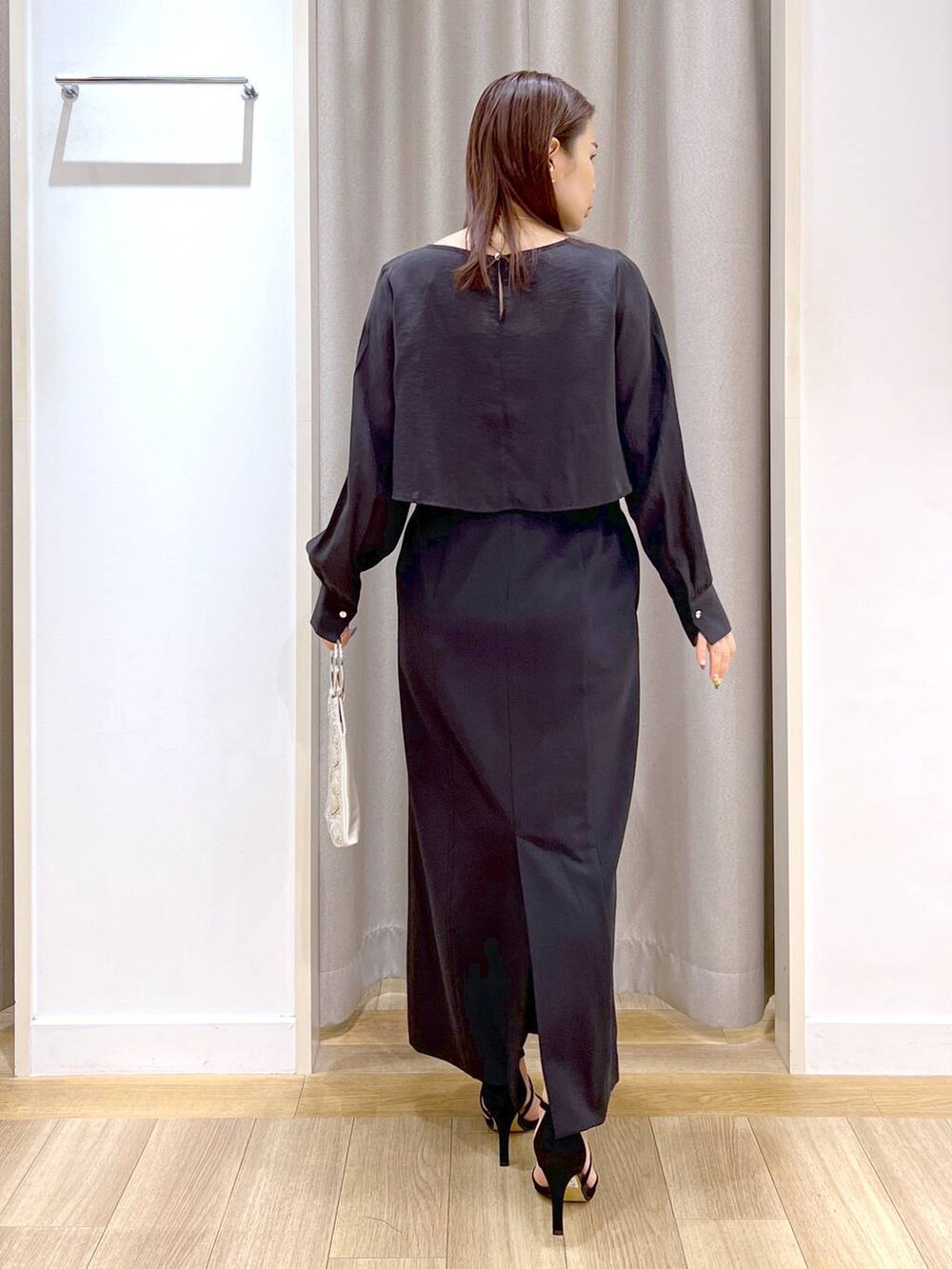 ベージュ系のショルダーバッグ、ブラック系のキャミソール、ブラック系のパンプスを着用したレディースの春コーディネートの6枚目の写真