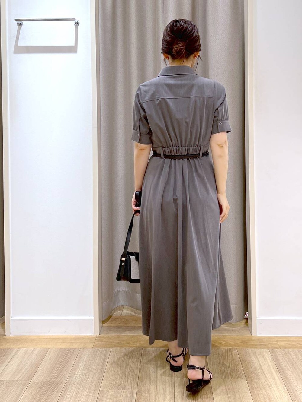 「Andemiu、デートコーデ、mysty woman、ワンピース、シャツワンピース、ベルト、ハンドバッグ、サンダル、きれいめ、カジュアル、休日コーデ、夏コーデ、デート/ロマンティック、女子会、女子ウケ」｜「AndemiuのオコシカナグミニショルBAG108032（ショルダーバッグ、ブラック系）」を使った、Kaoriさん（レディース・155cm）の春コーディネートの9枚目の写真