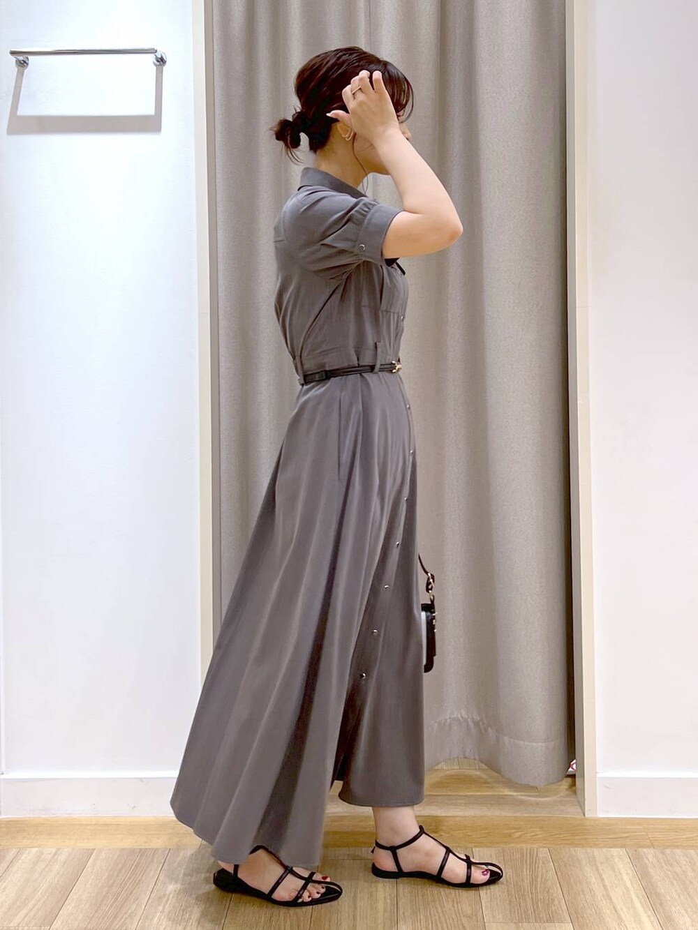 「Andemiu、デートコーデ、mysty woman、ワンピース、シャツワンピース、ベルト、ハンドバッグ、サンダル、きれいめ、カジュアル、休日コーデ、夏コーデ、デート/ロマンティック、女子会、女子ウケ」｜「AndemiuのオコシカナグミニショルBAG108032（ショルダーバッグ、ブラック系）」を使った、Kaoriさん（レディース・155cm）の春コーディネートの8枚目の写真