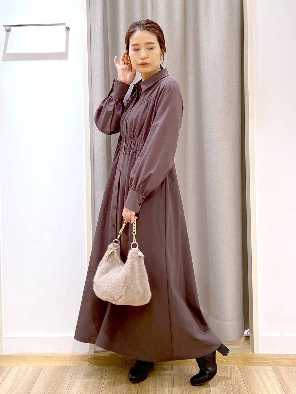 「フェミニン、休日コーデ、きれいめ、ワンピース、女子ウケ、Andemiu、シャツワンピース、スカーフ、ネックレス、ハンドバッグ、ブーツ、カジュアル、デート/ロマンティック、デートコーデ、秋コーデ」｜「Andemiuのショートブーツ140414（ブーツ、ブラック系）」を使った、Kaoriさん（レディース・155cm）の秋コーディネートの4枚目の写真