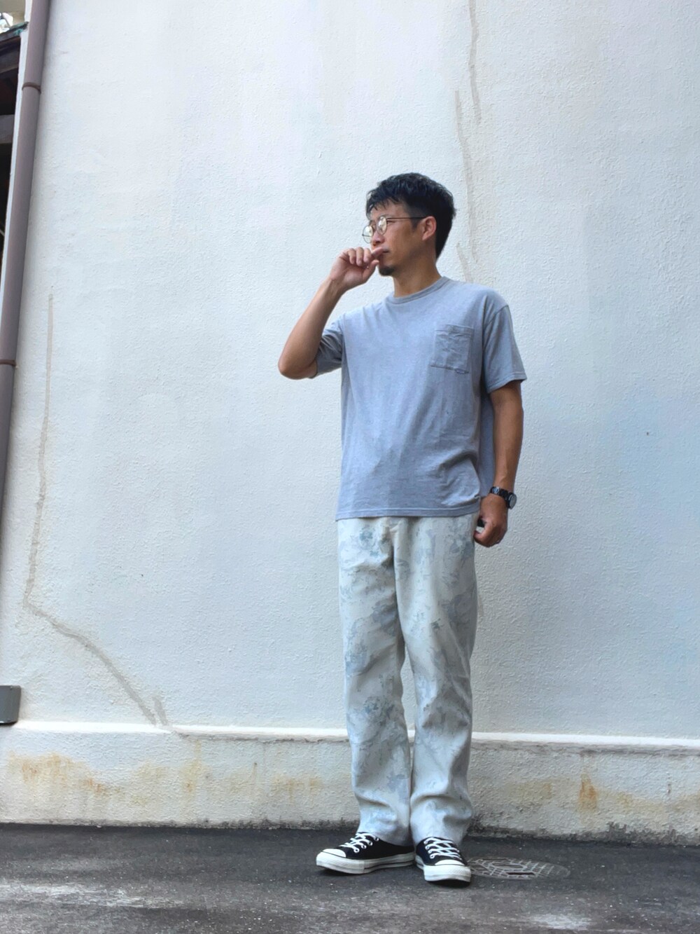 グレー系のTシャツ/カットソー、ホワイト系のその他パンツ、ブラック系のスニーカーを着用したメンズの夏コーディネートの2枚目の写真