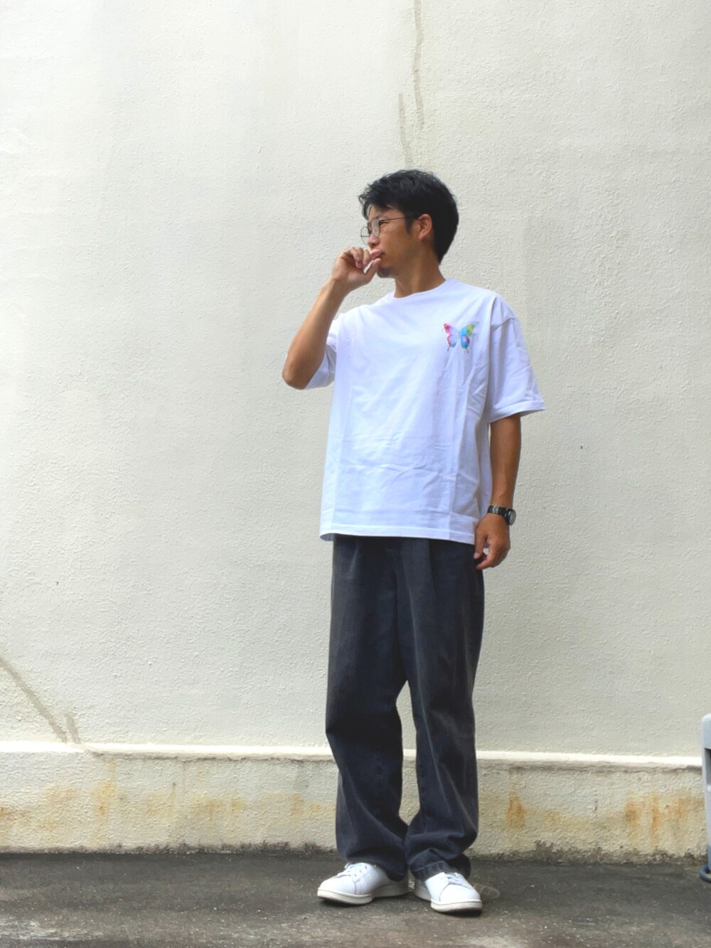 ホワイト系のTシャツ/カットソー、グレー系のデニムパンツ、ホワイト系のスニーカーを着用したメンズの夏コーディネートの2枚目の写真