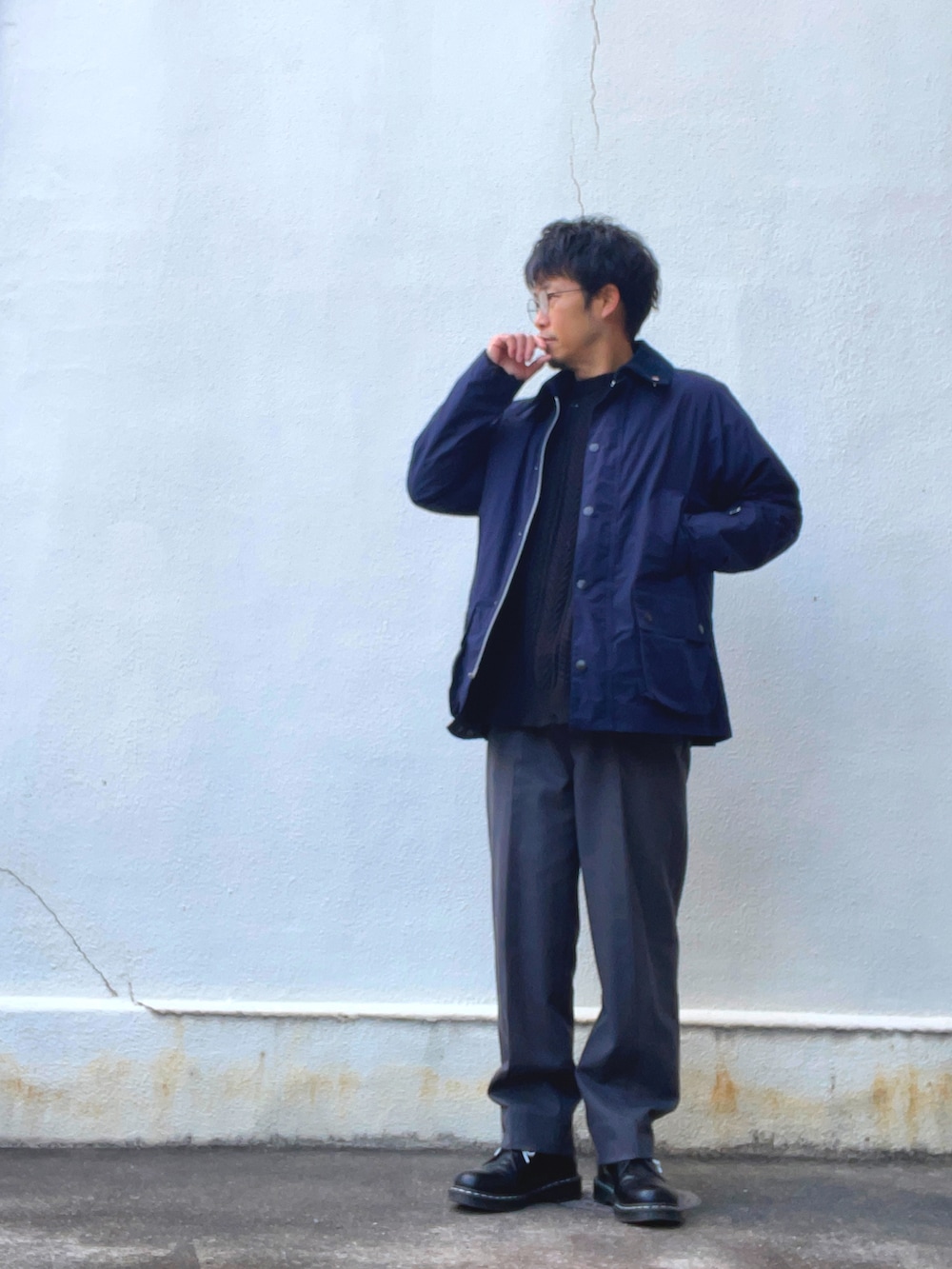 ブラック系のニット/セーター、グレー系のスラックス、ホワイト系のブーツを着用したメンズの冬コーディネートの2枚目の写真