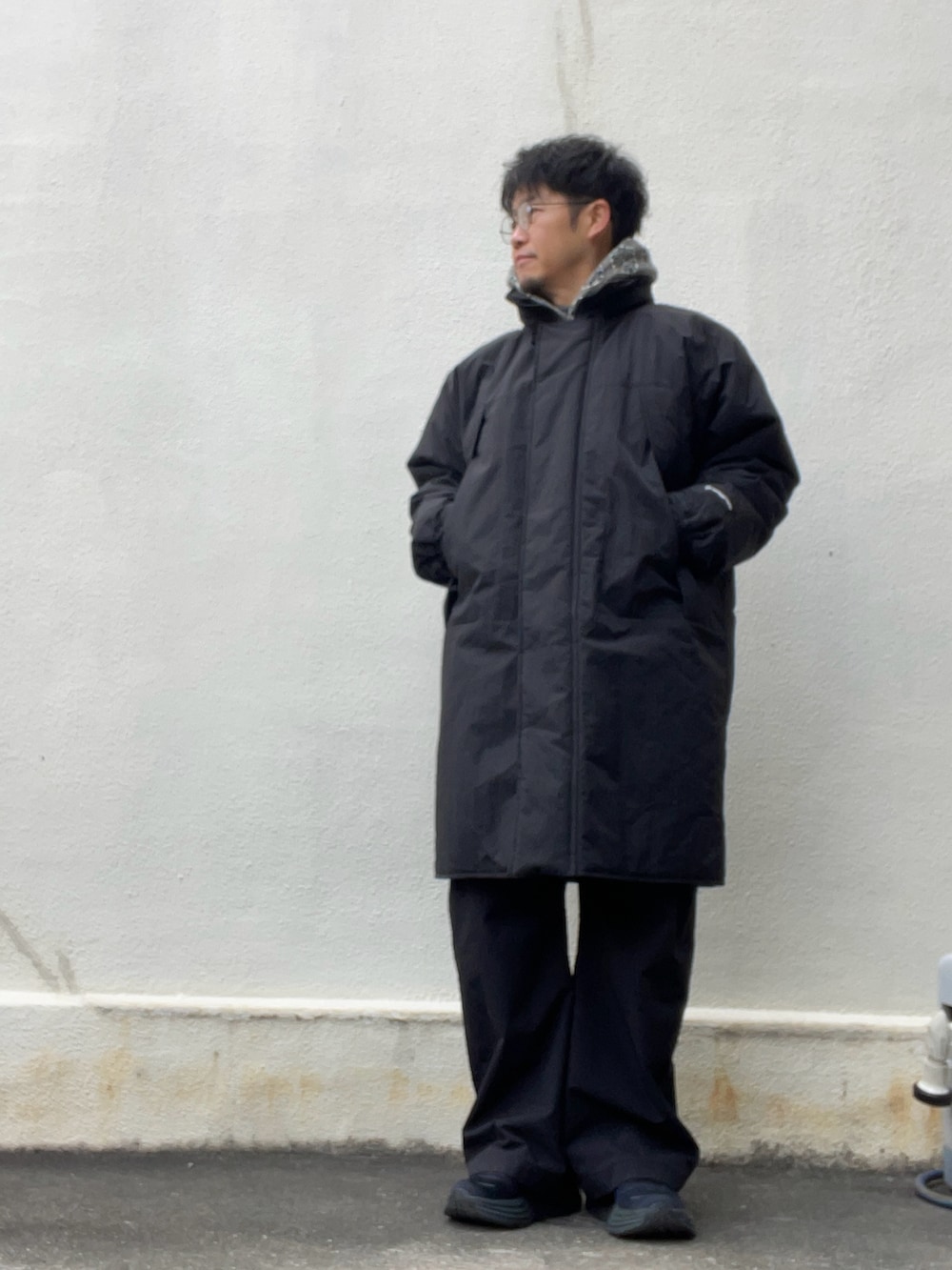 ブラック系のその他アウター、その他のパーカー、ブラック系のその他パンツを着用したメンズの冬コーディネートの2枚目の写真