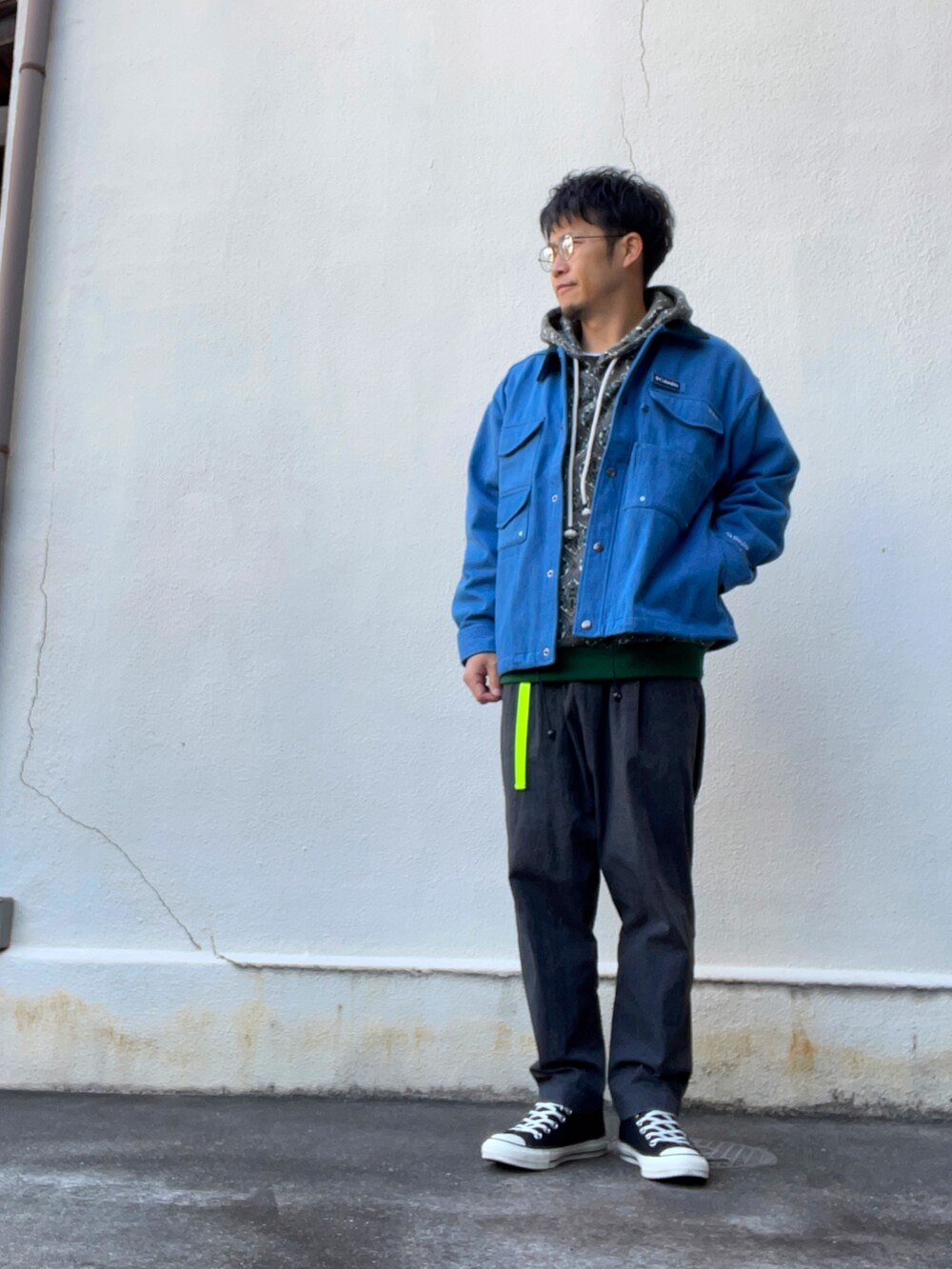 その他のパーカー、グレー系のスラックス、ブラック系のスニーカーを着用したメンズの春コーディネートの2枚目の写真